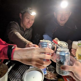 この日のは幕営ではなく松峰小屋を利用
遅いけどyassy料理長の指示でテキパキと晩御飯
よく頭が回るなあといつもながらすごい👍

と、ここでノリちゃんからまさかのビール配給🍻しかも冷えてる⁉️仙丈小屋で買ってきてくれたって❓マジ神すぎるっ😳昨日に続き、みんなが欲しいものをわかってるだけでなく、密かに背負ってサプライズなんて😭
お酒を飲まない🍎さんにはりんごジュース❣️なんて優しい🥹

21:00～8/13、4:00までの間、
No.18 笹U選手
No.24 保谷選手
No.14 脇屋選手
No.5 鹿野選手
No.6 石原選手
5名の選手たちとはスライドならず