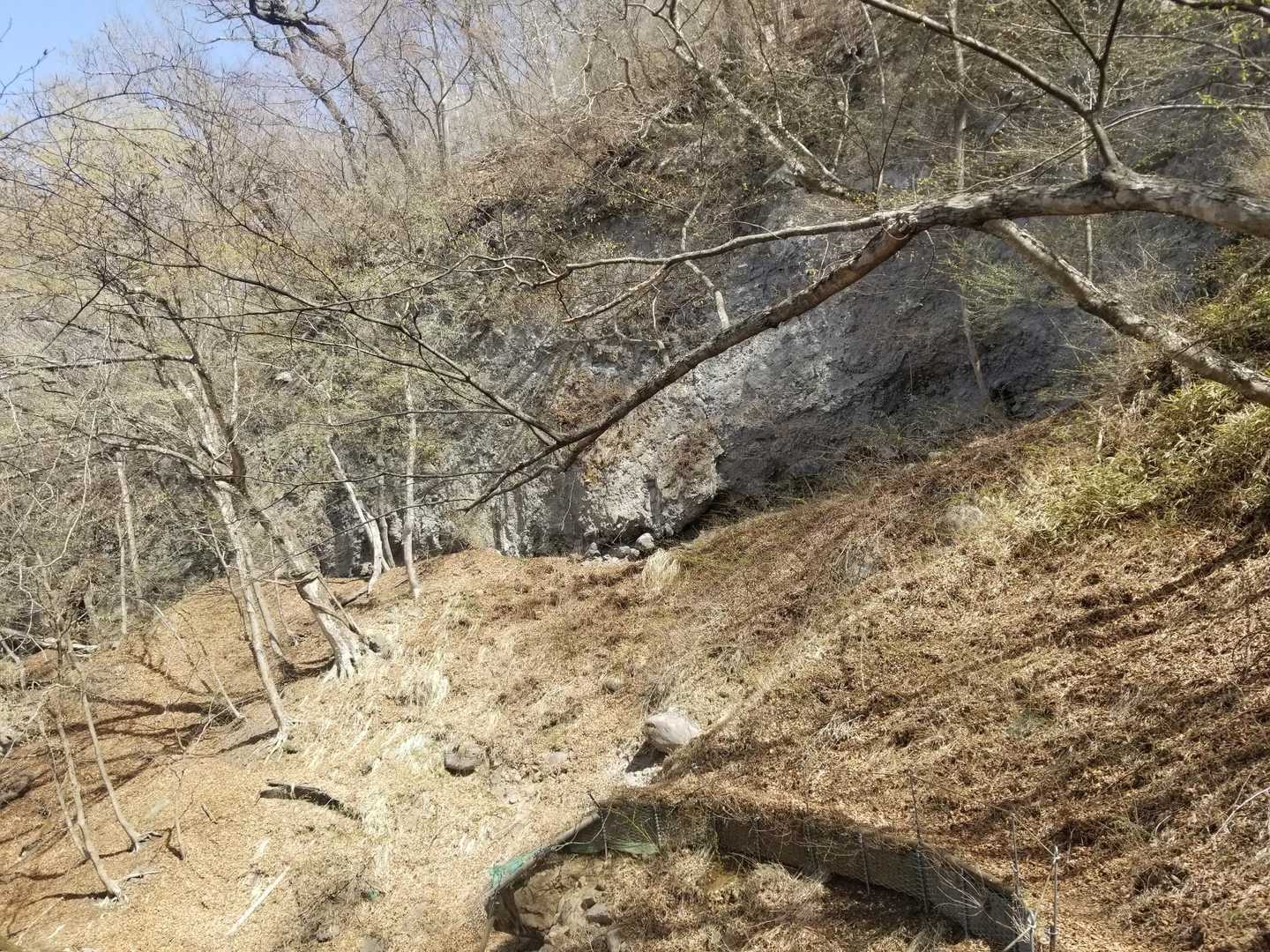 遊歩道が崩落していました。