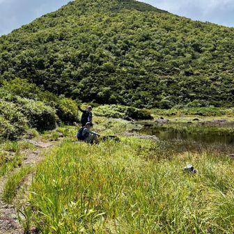 休憩で🥤ハイドレーションタイムの山友
奥はシャクナゲ岳の円錐🔺