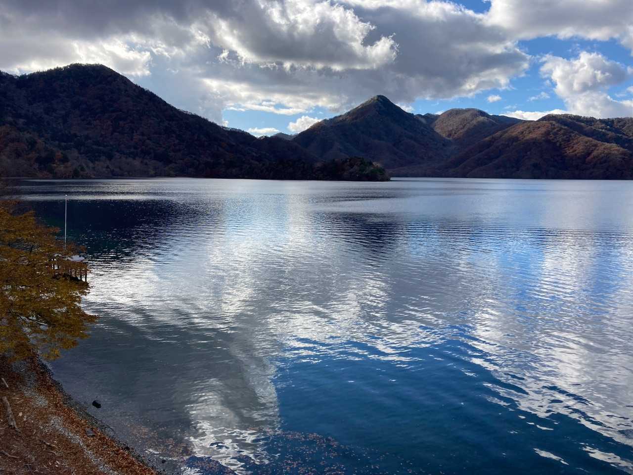 中禅寺湖に映る半月山と社山