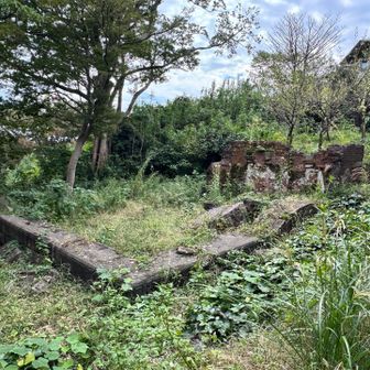 松風閣の手前にはレンガ積みの遺構