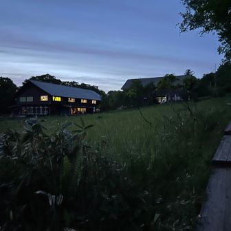 明かりが付いた温泉小屋