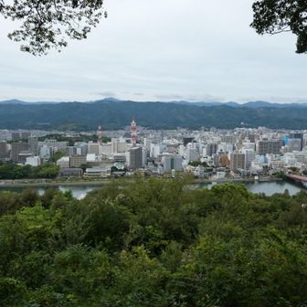 高知市中心部。
手前は鏡川。中央の山は工石山。