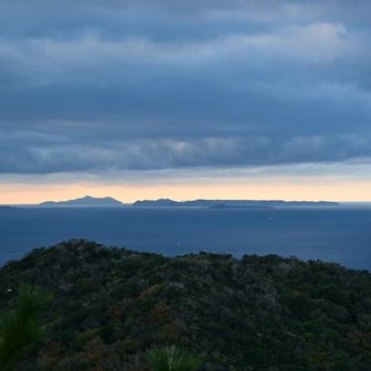 山頂からの景色。雲が出てきましたが、夕暮れが近く。空が赤くなってきてます。