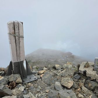本日最終の｢赤石岳｣にトウチャコ！→ここから悪沢岳方面を一望するのを楽しみにしていたが…残念💧
※当山は日本の高峰:第7位