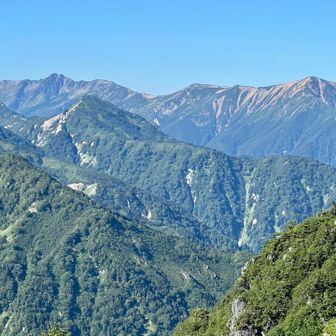 針ノ木小屋に到着。右は赤牛岳、左は水晶岳かな