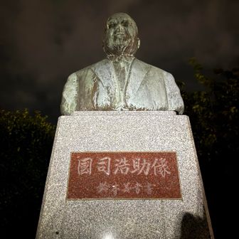 暗闇に浮かぶイカついオジサン。