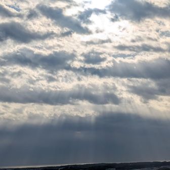 写真では上手く写ってないけど、☀️「天使の階段」（雲のすき間から光りの筋が見えるアレ）が見えました。🙆