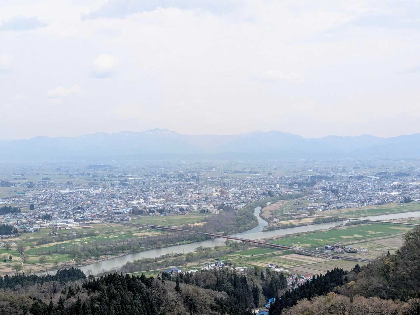 この時間になってなんとなく見えてきた真昼岳と女神山

天気が良ければ秋田駒から栗駒山くらいまで見えそうな広範囲な見晴らしです