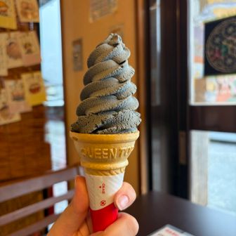 那智黒味のソフトクリームとあめ湯で休憩。