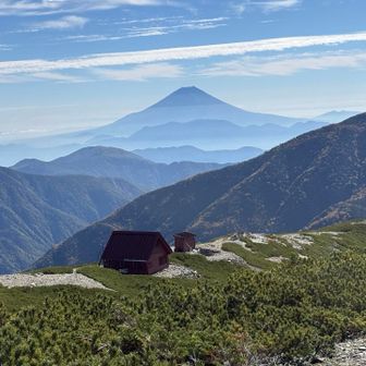 ようやく小河内岳に戻り😃
帰りも富士山🗻と避難小屋🛖を👀