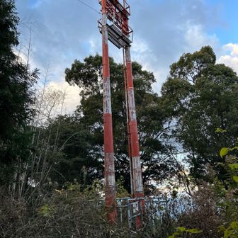 小富士の山頂付近には航空保安施設。
