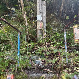 天狗塚登山口
車は3台くらい置けそうです
近くに広い広場があるのでそっちに止めてもよさそう