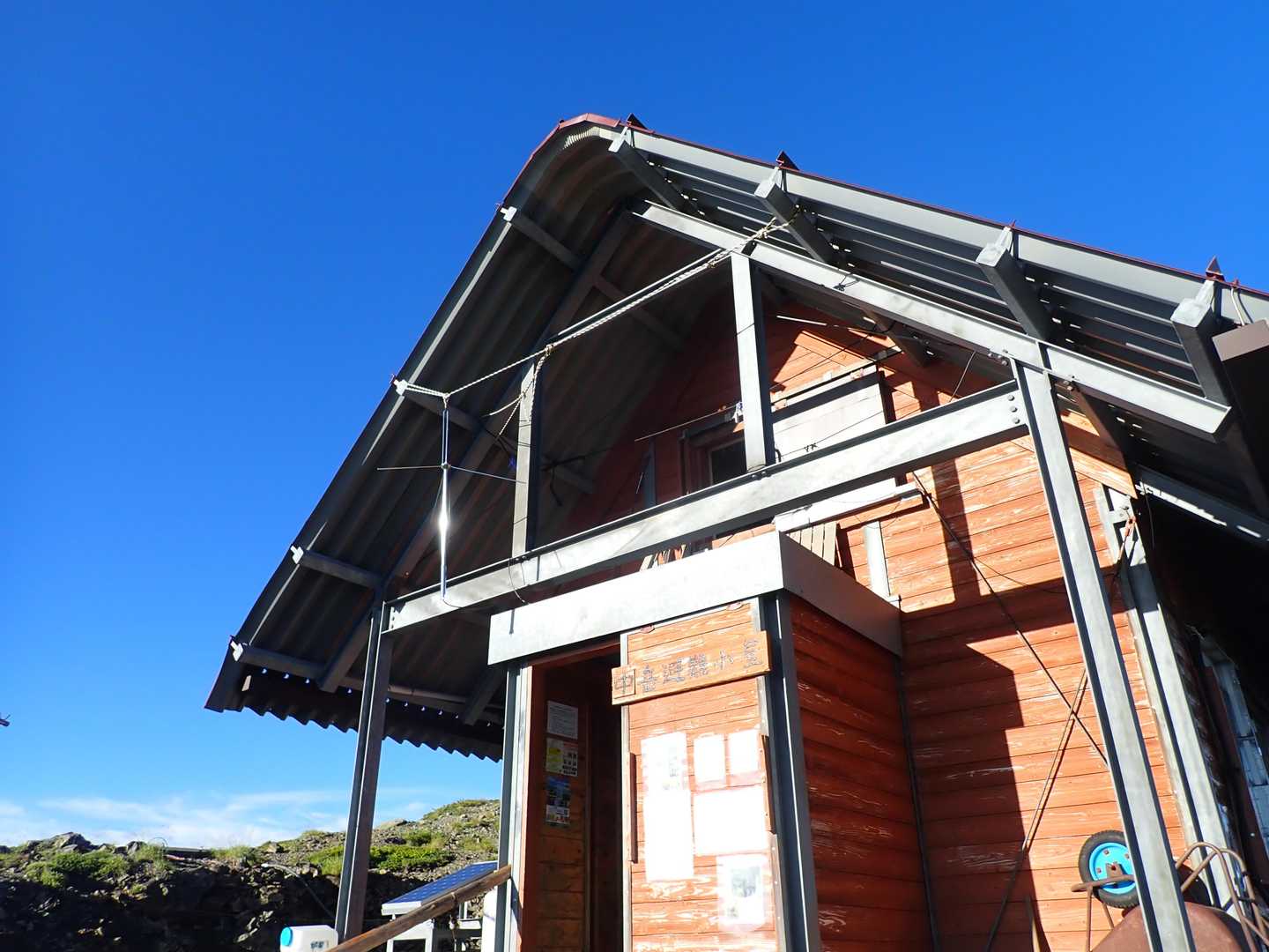 中岳避難小屋。すごい場所にたっている。
景色最高ですが、風があるとトイレに行くのも怖いっておっしゃられていました。定員５名。予約なしだそうです