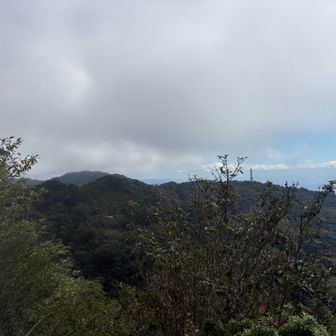 六甲最高峰方面は雲が出ている