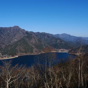 三湖台からの下り、西湖がダイナミックな色。