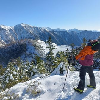 さいこおおおお

長い長い樹林帯を抜けて
はじめて広がるこの景色。
南アルプスだね〜〜！

これを見るために、
6時頃から歩いてきたんだよはるばる。