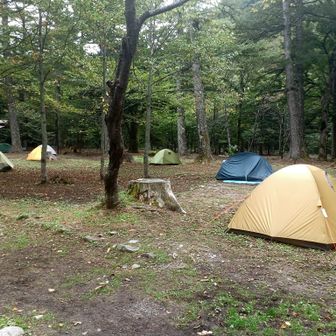 小梨平　テント場のスペースはかなり余裕あり。少し雨振りそうな空模様だしね。