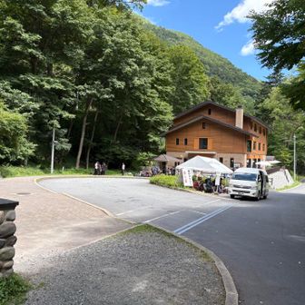 着いたー！無事生還。すでに太ももがパンパン。これは皆がキツいという理由がわかった。
ちょっと気になったのは、ジャンボタクシーの一台の車のタイヤが溝がすり減っていてツルツルだったこと。人の命を預かる車なのにこれでいいのだろうか？
