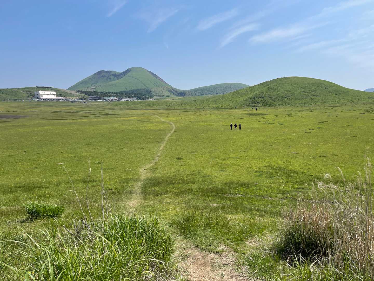 烏帽子岳周回 | 草千里ヶ浜と噴煙を山頂で一望できる、気軽に登れる阿蘇定番コースの写真