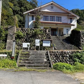 階段右手に登山道