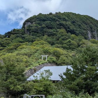 あれに見えるは筒状山
右手の絶壁が鎖場😨
