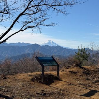 山頂の広場には誰もいません。風は穏やかでしたがバーナーは使わず水筒に入れてきたお湯でコーヒーとパンで休憩しました。