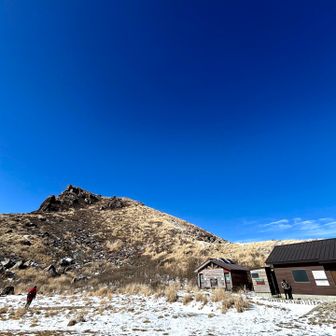 避難小屋まで下りてきました
🅿️に戻ります　しかし､今日は過去イチに気持ちいい空気・空・雪　全てに最高😁