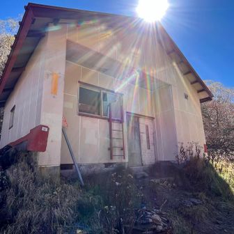 五色沼手前の避難小屋