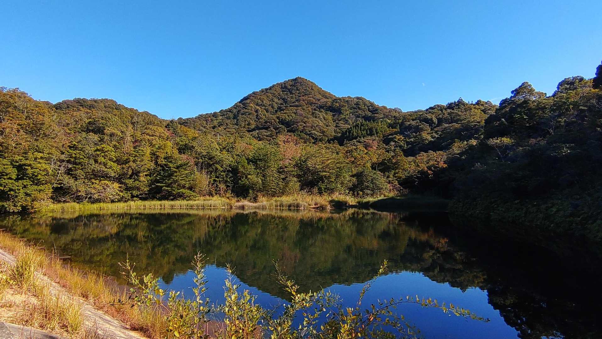 池に逆さ花ヶ岳が✨