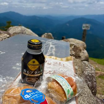 お昼は軽食。山麓のひよしのさとマルシェで買ってきたパン。