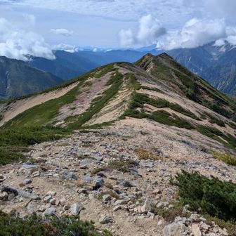 東天井岳から見た分岐と名もなきピーク。