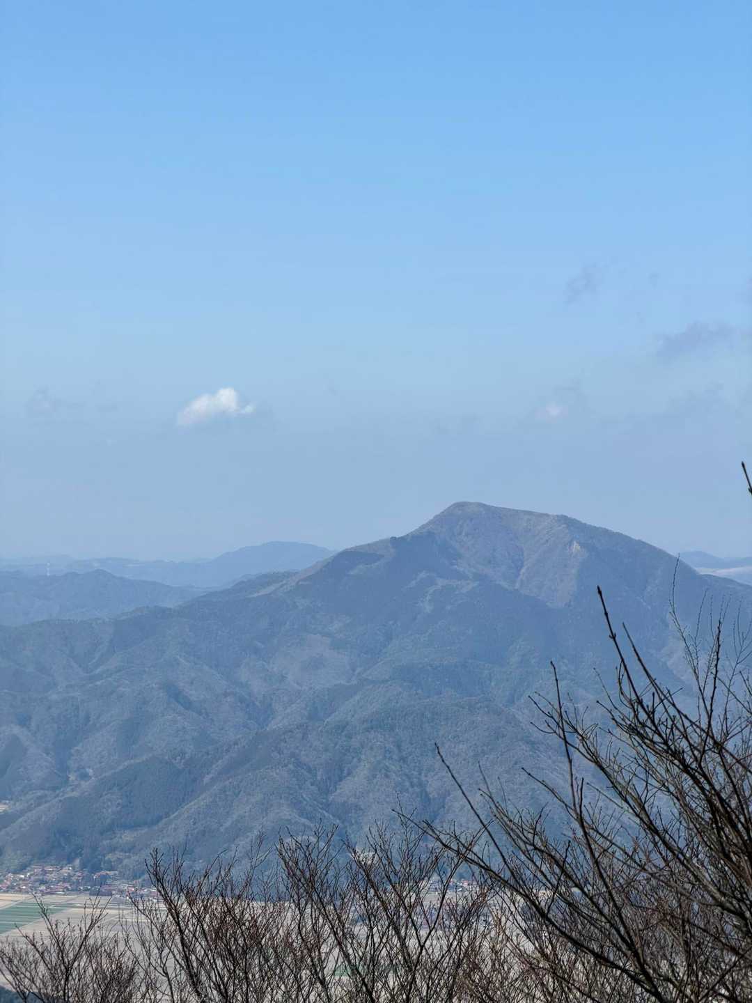 十種ヶ峰、素敵ですね！今年は、山芍薬、ピークはいつ頃でしょう？暖かいので、寒かった去年とは違うような気がします。