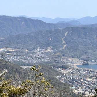 熊野町方面。山肌には土砂災害の跡が残っている。