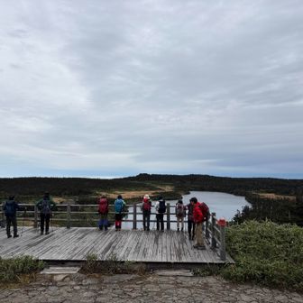 八幡沼展望テラスから八幡沼を望む