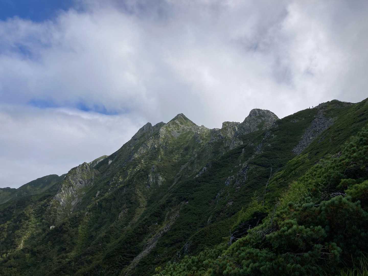 ここから見るとピラミッドピークが主峰みたいに見えちゃう。
主峰は奥です