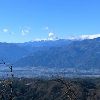 黒富士からの景色がなかなか良い。
荒川三山と左は聖岳