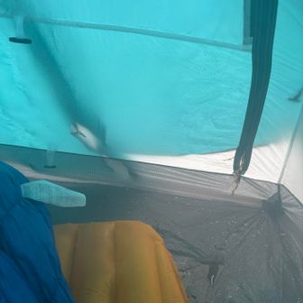 寒すぎてほとんど寝れず、あーもう寝れん！って寝袋から顔出したらなんと朝。
寒くて寝れんーとか思いよったのも夢やったんかな