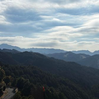南東〜南に、
英彦山、岳滅鬼山、釈迦ヶ岳がツンとそびえる