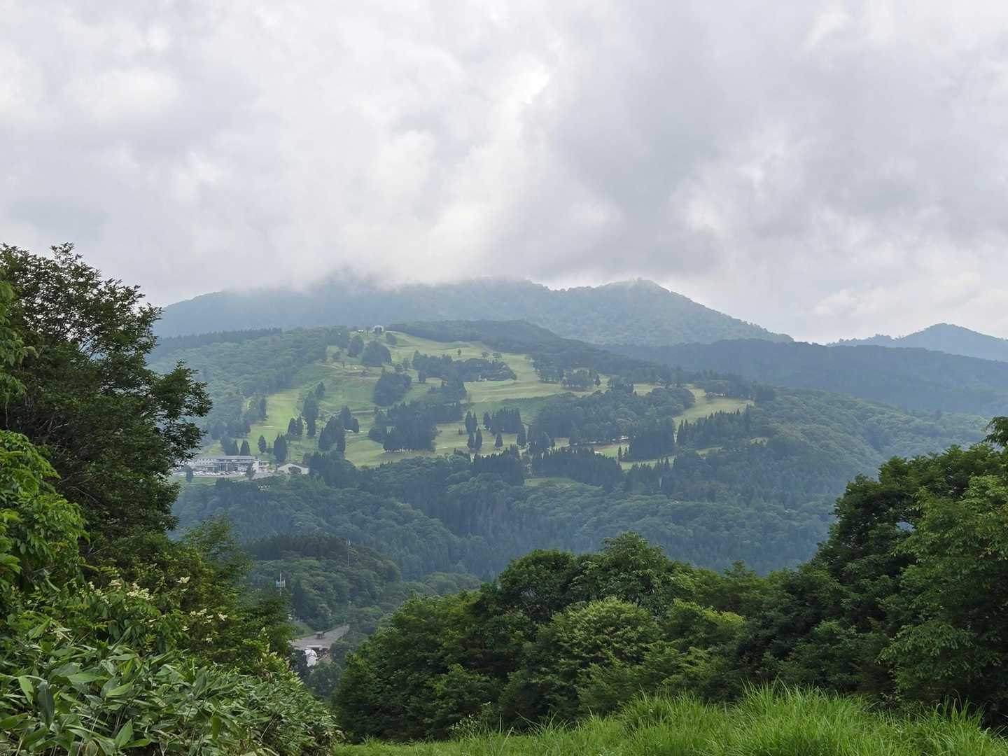 ゲレンデに戻ってきました。登りもしんどかったが、下りも膝に来る😅