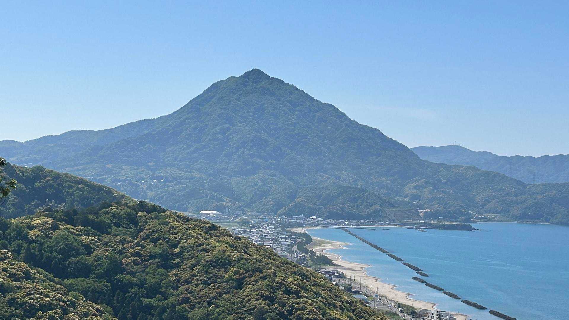 今登ってきたばかりの青葉山
海からそそりでている山、かっこいい。
海無し県岐阜では絶対見られない景色💕