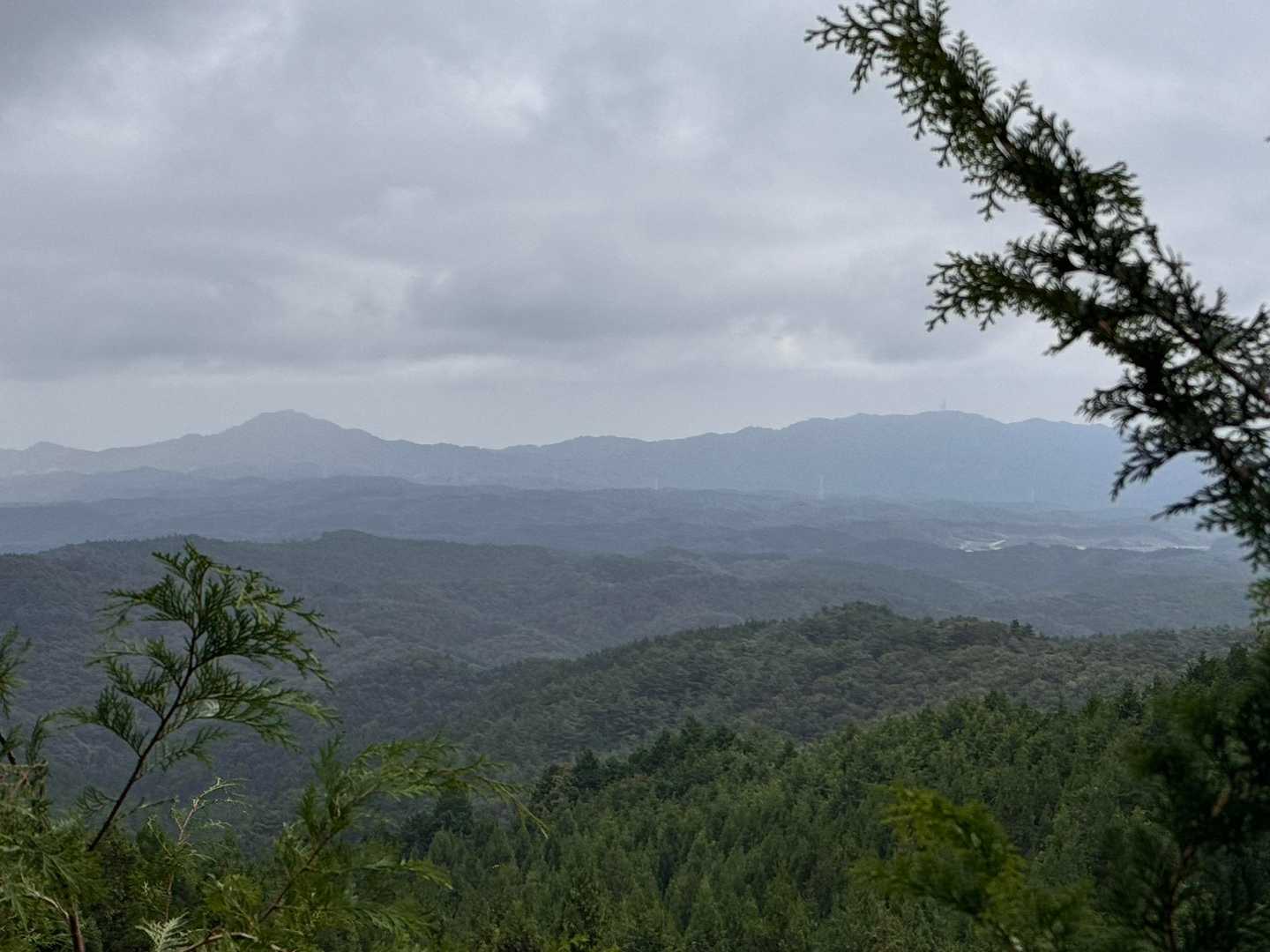 途中天気が怪しくなりましたが、遠くに神峰山が見えました