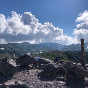 黒岳に戻って来た。旭岳方向から湧き上がる雲。