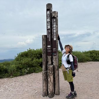 涼しい山頂碑
