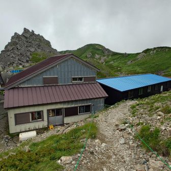 村営頂上宿舎に到着。
僕はリーズナブルで静かな雰囲気のこっちの山荘の方が好き。
テン場もあるし、縦走の拠点にしやすい。
Teamキャのんtimeの皆さんも今日はここで宿泊。
僕はテント受付へ。