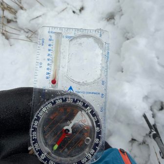 気温は−８℃くらいで無風❄️視界ないから逆方位確認して🧭すぐ降りなくちゃ。