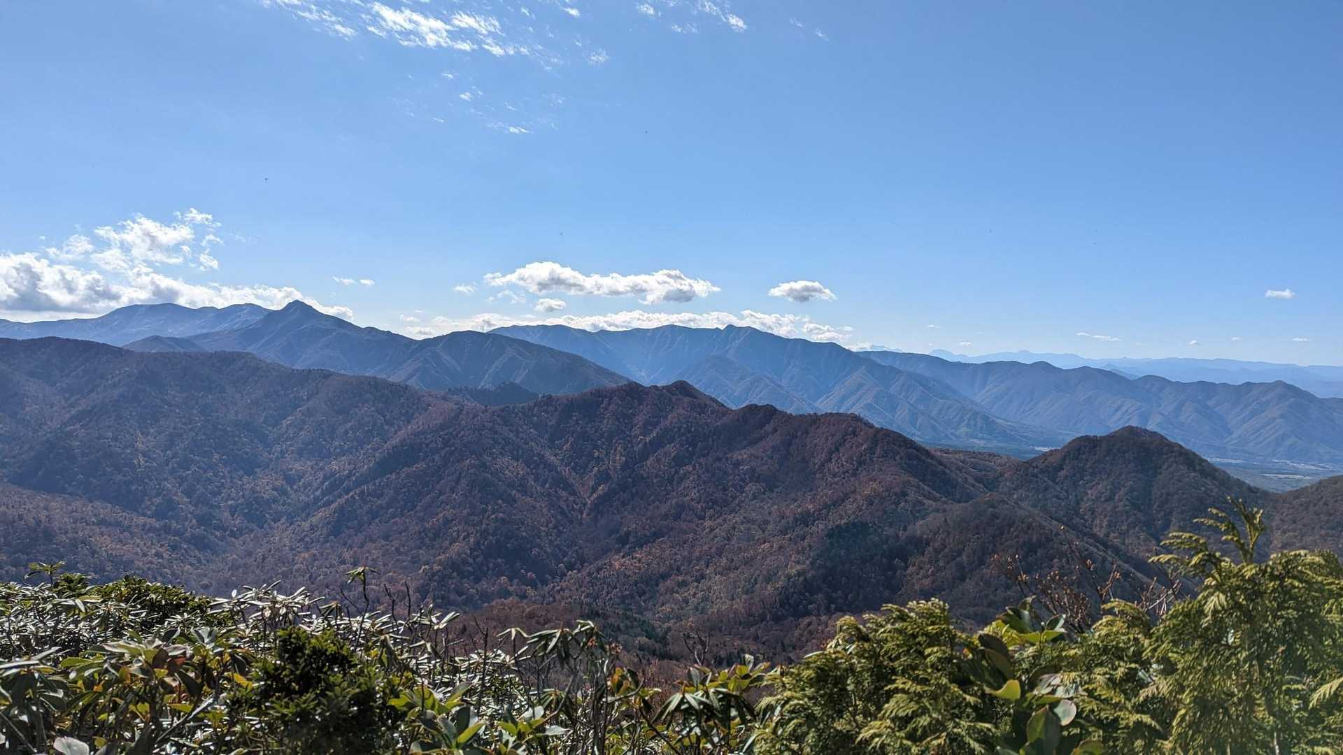 左にトンガリの旭岳、中央奥に前回縦走した流石山、大倉山、三倉山の山並みが見えます✨