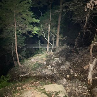 一方の手持ちライトでは光量が大きく40〜50メート先まで確認することができ、登山道の状況が把握しやすく安心感と疲れが全く違う。