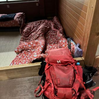 本日の寝ぐら　蚕棚の下の3人スペースを2人でシェア。廊下側にカーテンがなく通る人の視線が気になるが目を瞑れば大丈夫👌マットの硬さはいい感じ、おやすみ💤