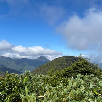 御巣鷹山(手前)